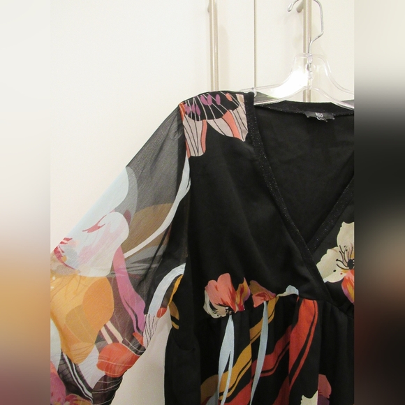 RIU Sheer V-Neck Flowery Top - Picture 5 of 6